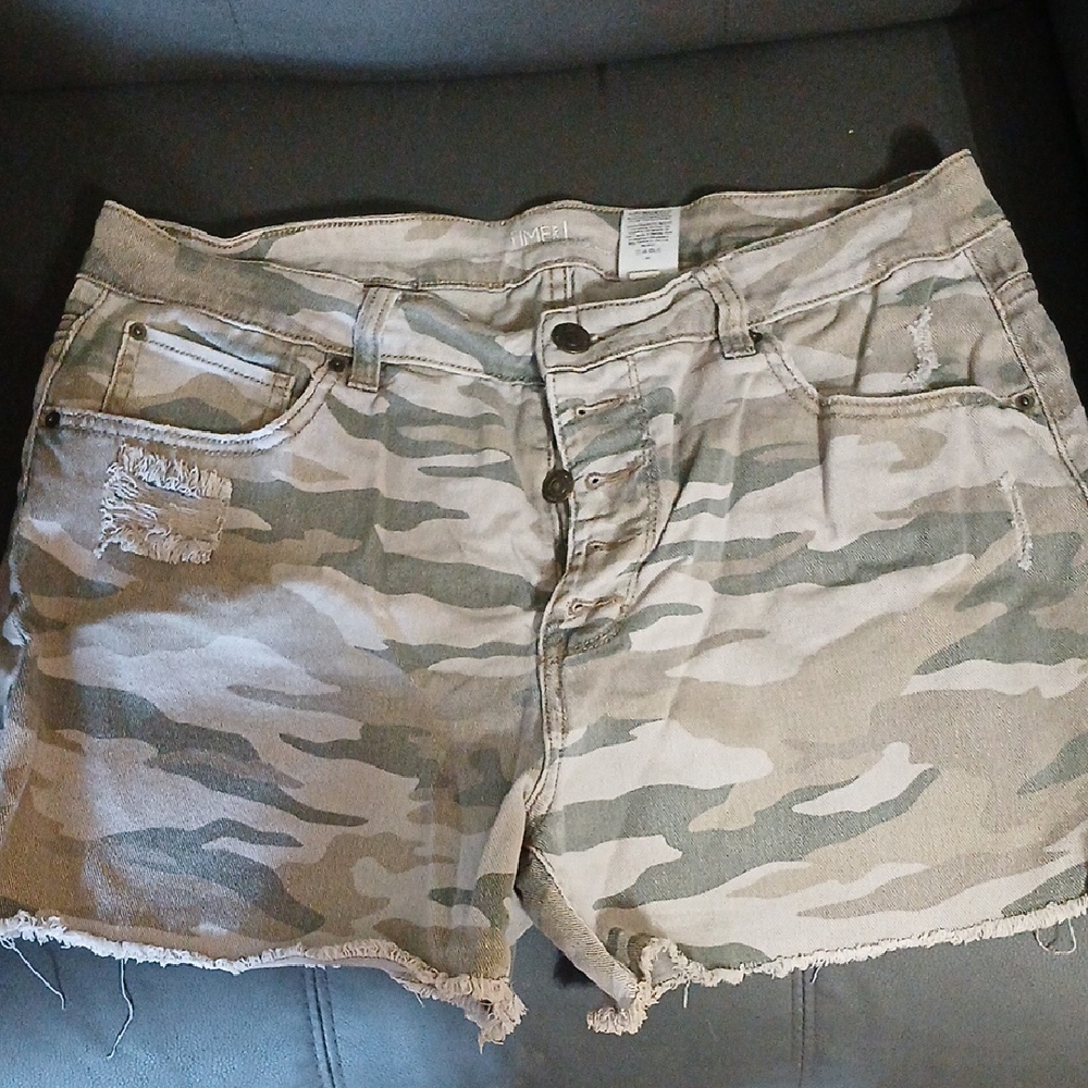 Time and Tru Womens Camo High Rise Distressed Frayed Hem Denim Shorts Size 16
